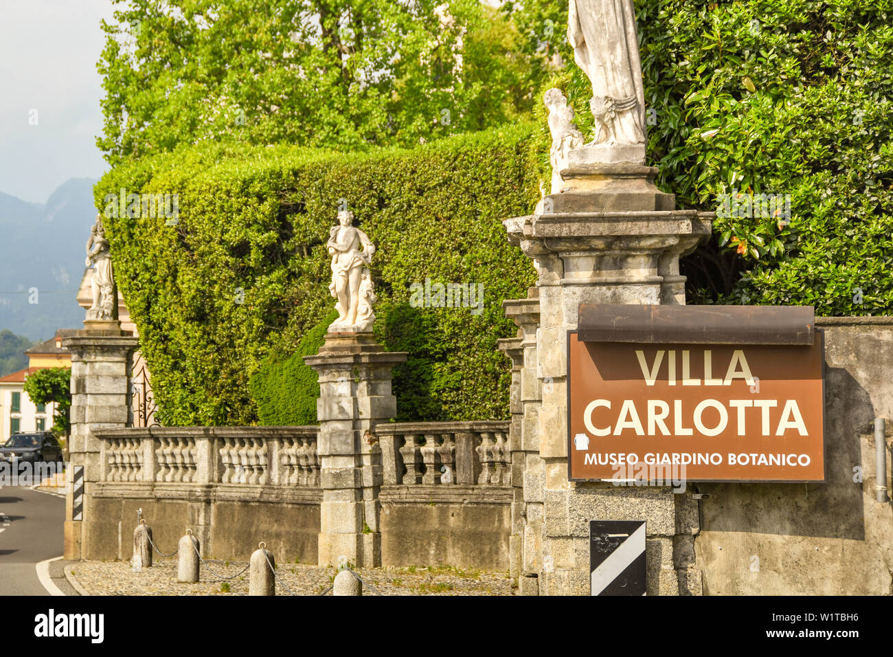 TREMEZZO am Comer See, Italien - JUNI 2019: Schild vor dem Eingang der Villa Carlotta in Tremezzo am Comer See. Stockfoto