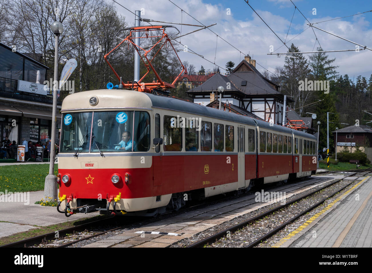 Historischer tschechoslowakischer Triebwagen Trojca (EMU 89.0009) von 1967 am Bahnhof Tatranska Lomnica Slowakei. Slowakei, Europa Stockfoto