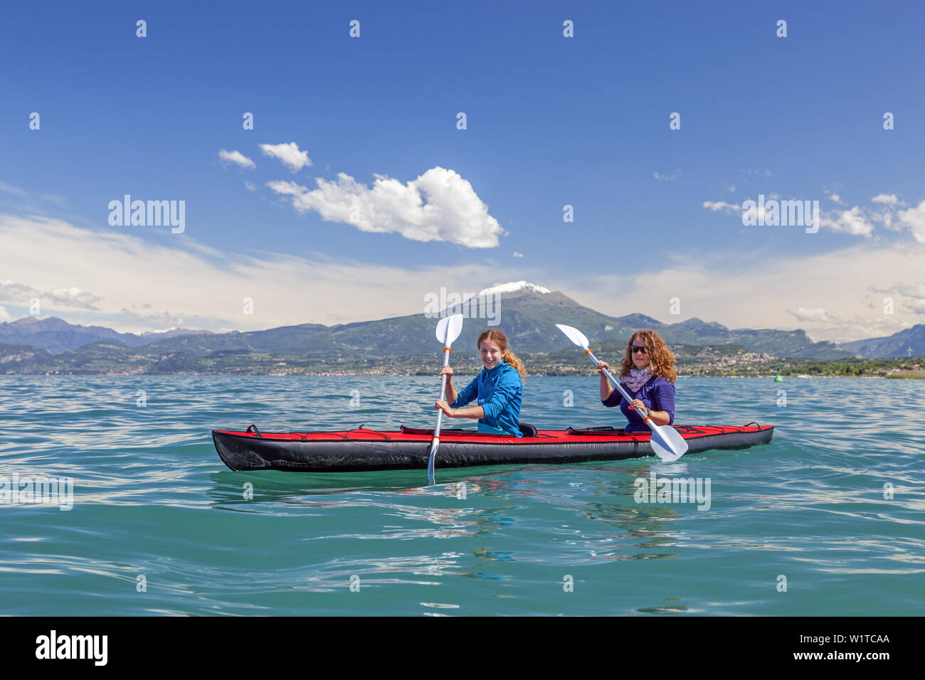 Kajak am Gardasee vor dem Berg Monte Baldo, Lazise, Nördliche Italienische Seen, Venetien, Norditalien, Italien, Südeuropa, Europa Stockfoto