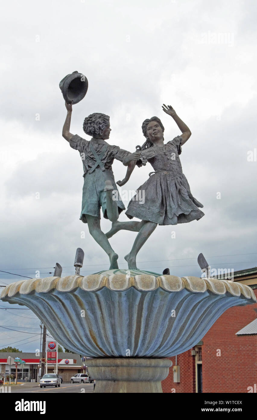 Ein Brunnen in der Einfassung, Engel, Oregon porträtiert ein glückliches Paar tanzen mit Freude. Stockfoto