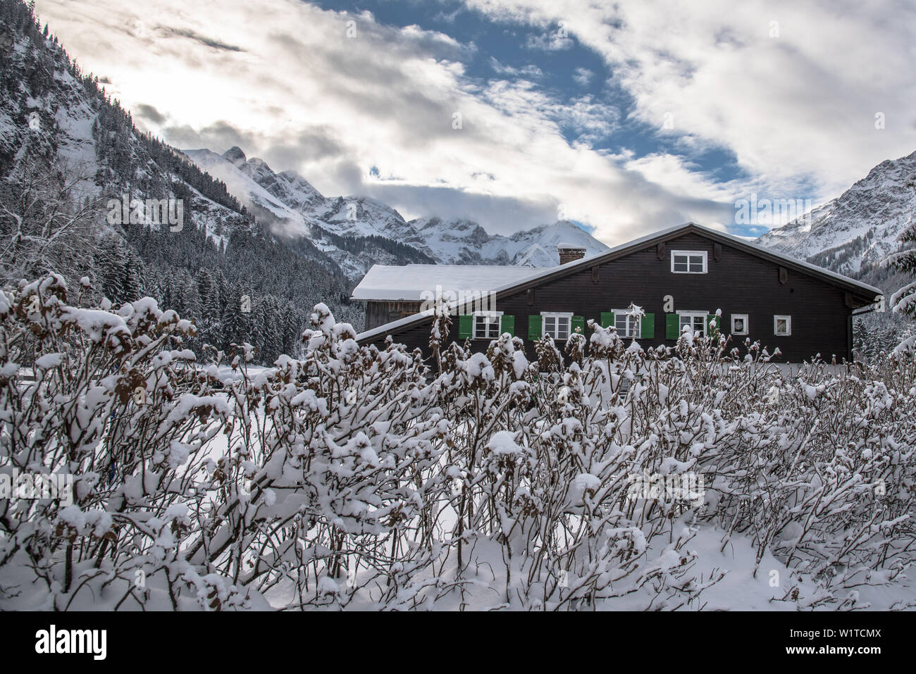 Deutschland, Bayern, Alpen, Oberallgaeu, Oberstdorf, Stillachtal, Winterlandschaft, Gästehaus in den Bergen, Winterurlaub Stockfoto