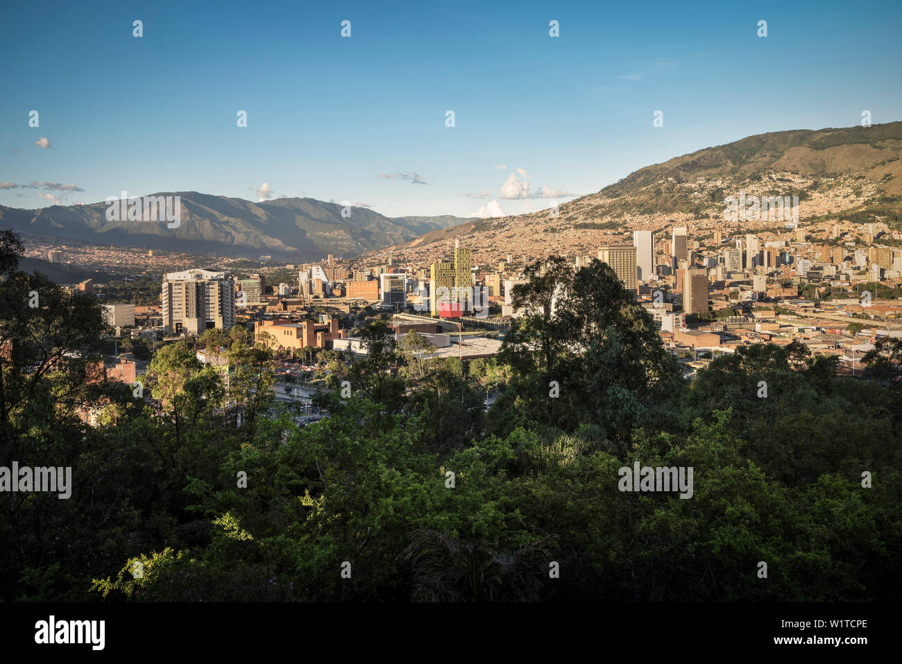 Blick vom Cerro de Nutibara in der Innenstadt von Medellin mit Wolkenkratzern und Andengipfel, Departmento Antioquia, Kolumbien, Südamerika Stockfoto