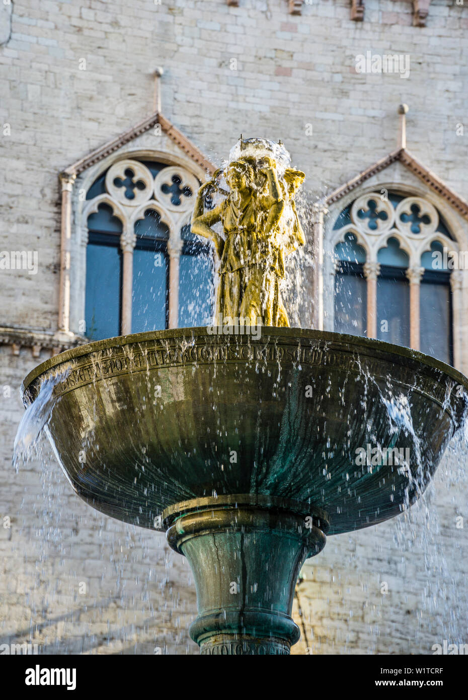 Bronce Nymphen in der oberen Bronze Becken von Fontana Maggiore, ein mittelalterlicher Brunnen auf der Piazza Grande, Perugia, Umbrien, Italien Stockfoto