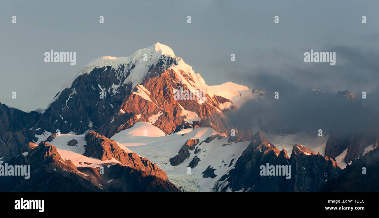 Schneebedeckte Berge, Westland Tai Poutini National Park, West Coast, South Island, Neuseeland, Ozeanien Stockfoto