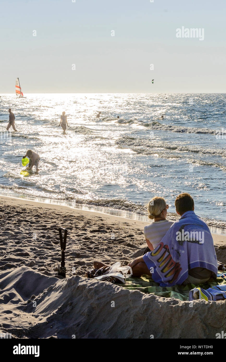 Paar in einer Sandburg am Strand von Warnemünde, Ostseeküste, Mecklenburg-Vorpommern, Deutschland Stockfoto