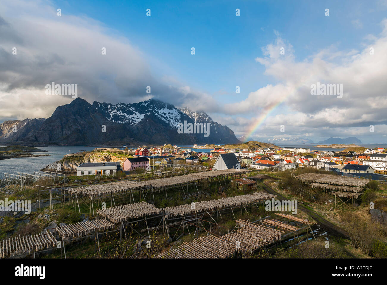 Regenbogen über dem Dorf Henningsvær, Lofoten, Norwegen Stockfoto