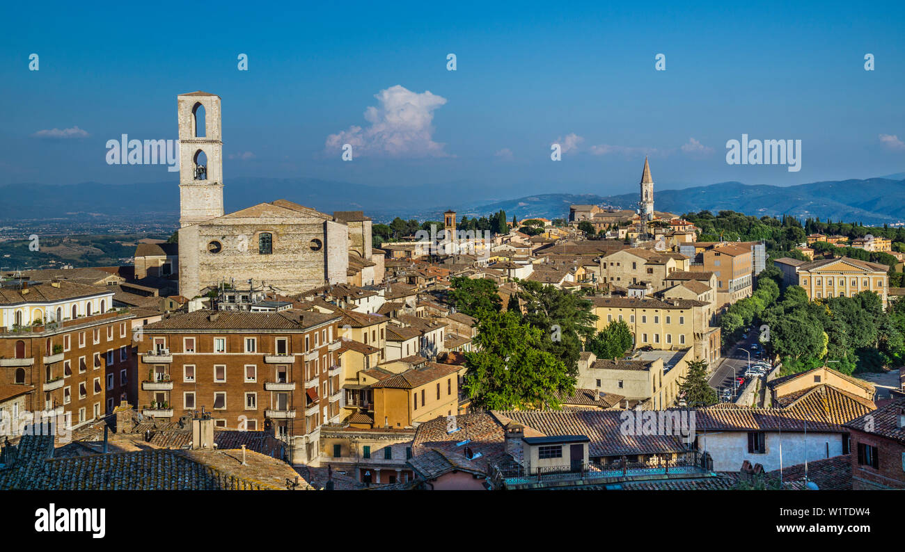 Blick auf die Basilika von San Domenico und der südliche Teil von Perugia von Giardini Carducci, Perugia, Umbrien, Italien Stockfoto