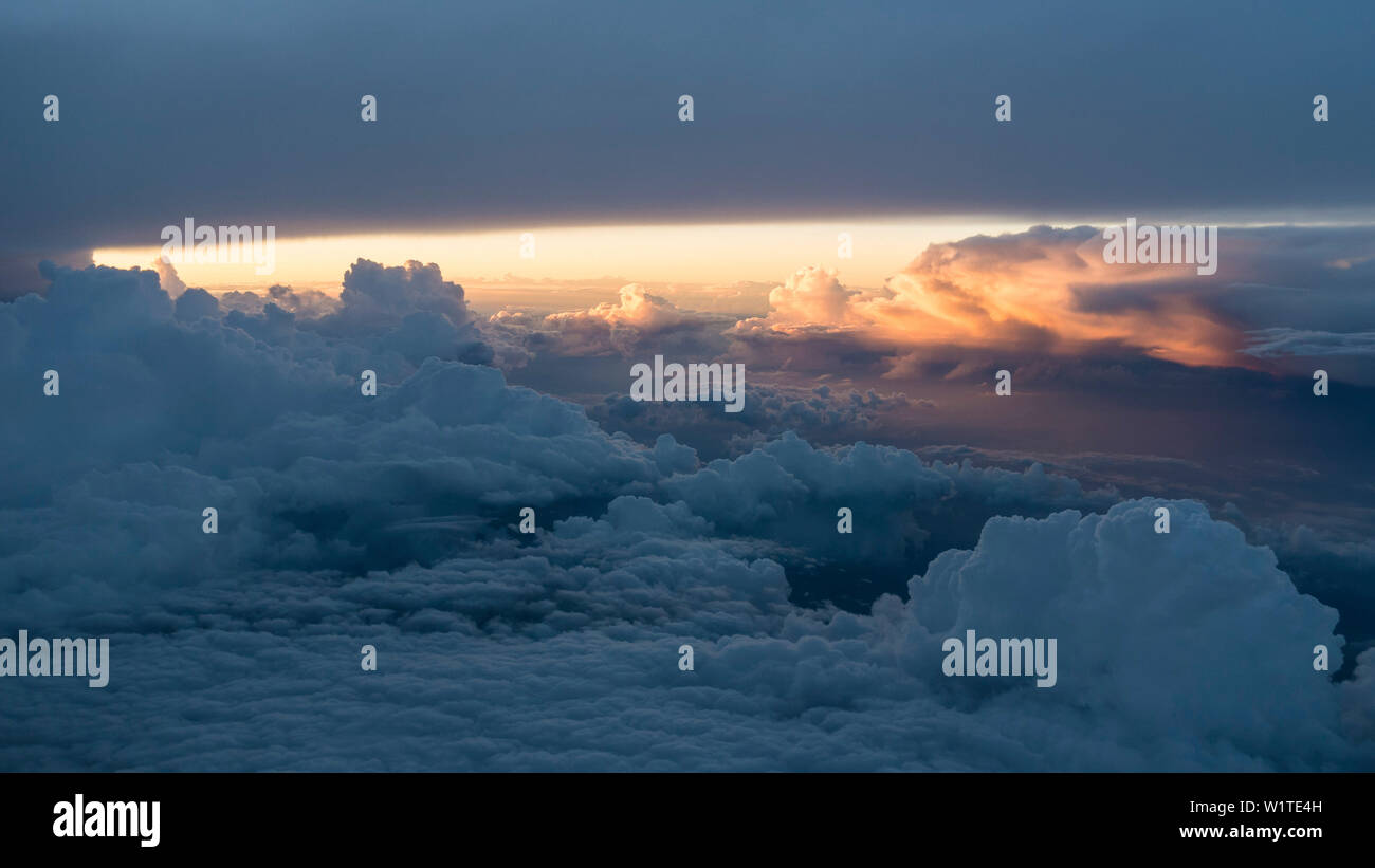 Stürmische Atmosphäre zwischen den Wolken am Abend, Antenne, Süddeutschland Stockfoto