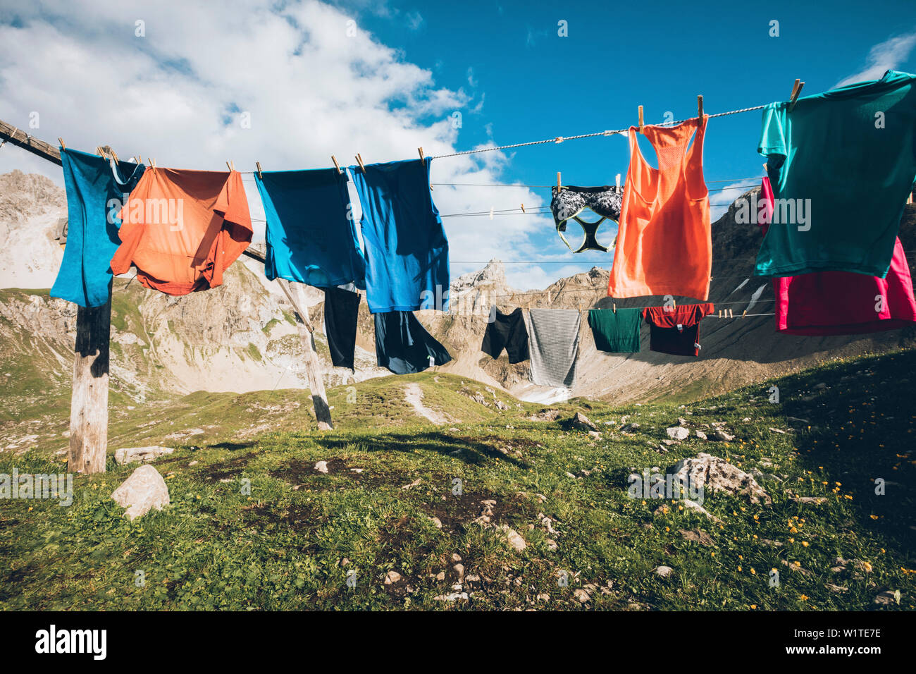 Wandern Kleidung auf die Wäscheleine in der Mitte der Gebirgskette, E5, Alpenüberquerung, 2. Stufe, Lechtaler, Kemptner Hütte auf die Memminger Hütte, Ty Stockfoto