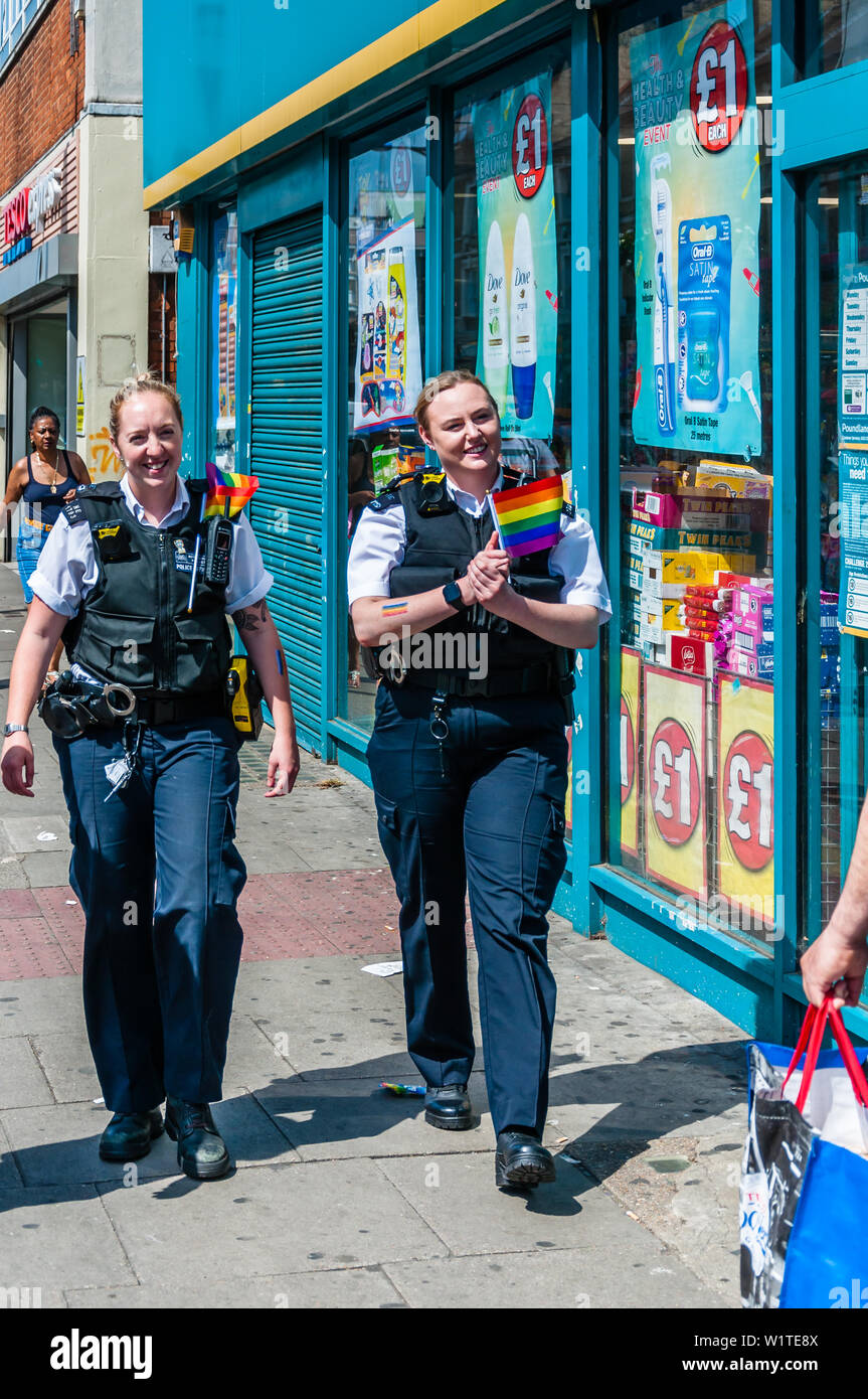 London, UK - 29. JUNI 2019: Eine britische Frau Richtlinien officer Lächeln, da nimmt er im Wald Gayte Parade London Pride Festival Stockfoto