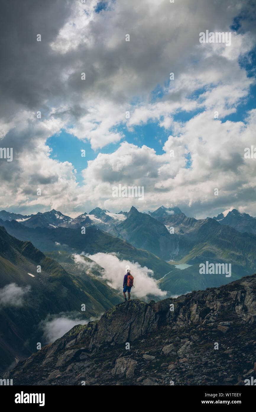 Bergsteiger genießt Aussicht im Pitztal, E5, Alpenüberquerung, 4. Phase, Skihütte Zams, Pitztal, Lacheralm, Wenns, Gletscherstube, Zams den Braunschweiger Hü Stockfoto