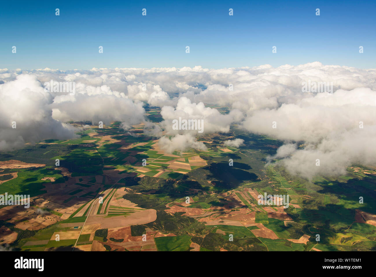 Wiesen und Felder gesehen durch ein Loch in den Wolken isst, Madrid, Spanien Stockfoto