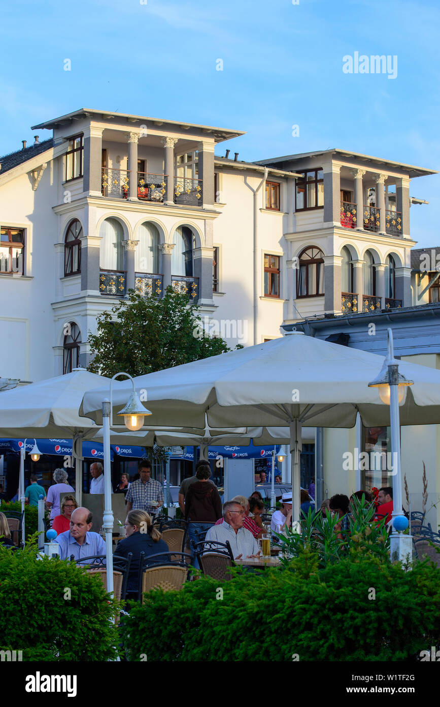 Restaurant mit Personen und Villa an der Strandpromenade von Ahlbeck, Usedom, Ostseeküste, Mecklenburg-Vorpommern, Deutschland Stockfoto