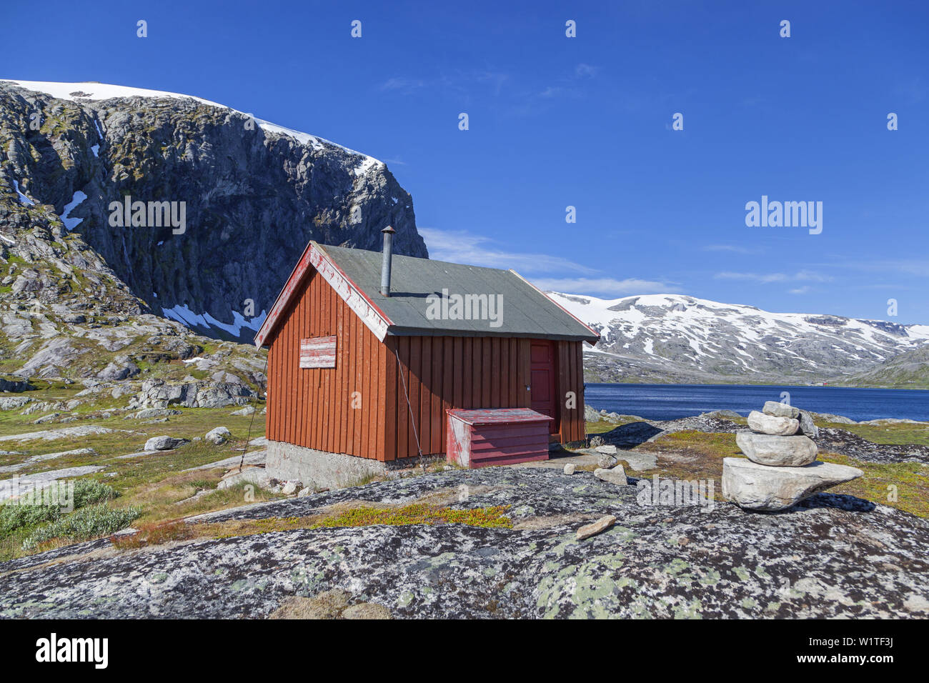Rote Hütte am See Djupvatnet vor der Berge und Gletscher Djupvassegga Skjerdingdalsbreen, mehr und Romsdal, Fjord Norwegen, südlichen Norwegen, Stockfoto