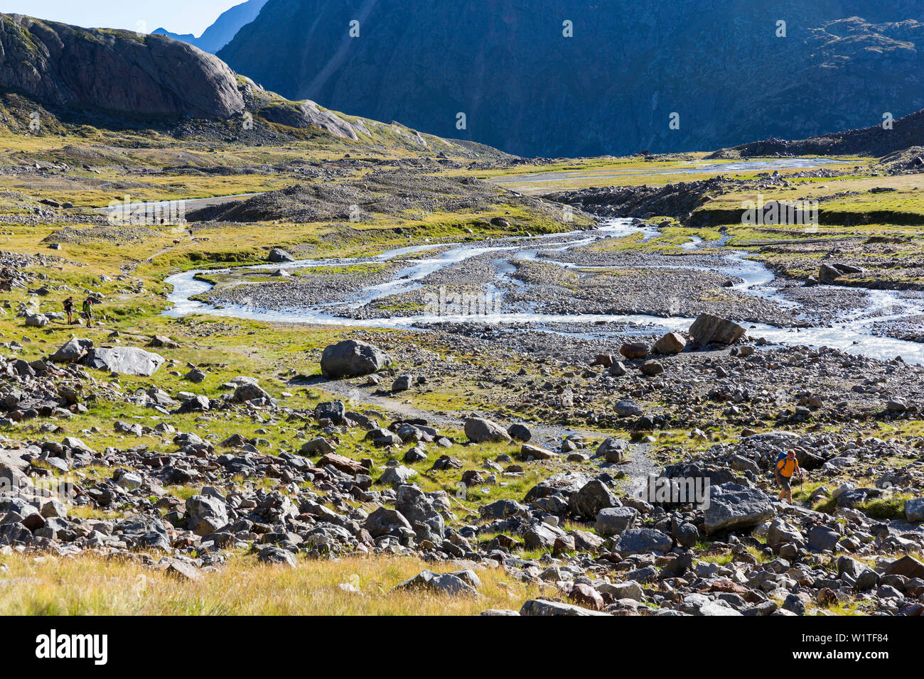 Wanderer in Sulzenautal Tal, Stubaier Höhenweg, Stubaital, Tirol, Österreich, Europa Stockfoto