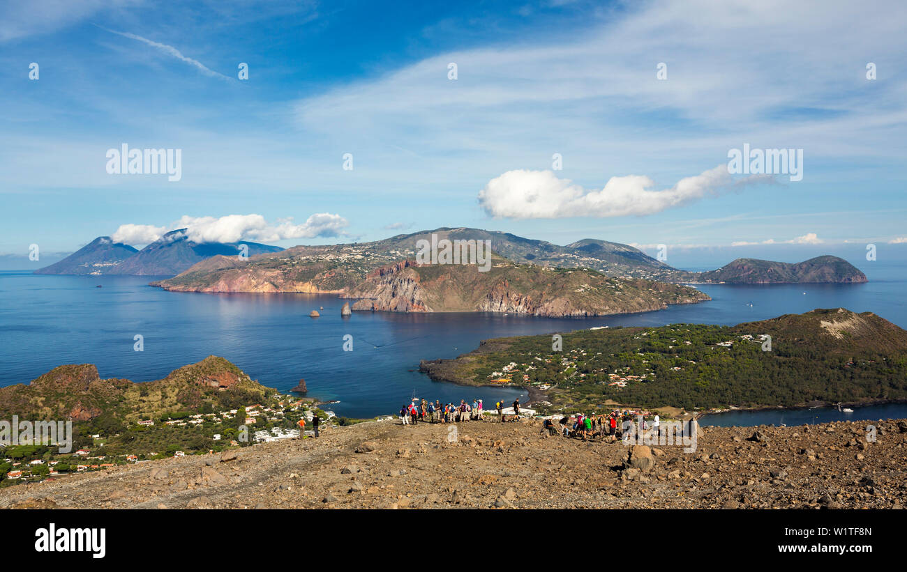 Panoramablick von Vulcano und Lipari, Salina, Lipari, Äolische Inseln, Meer, Mittelmeer, Italien, Europa Stockfoto