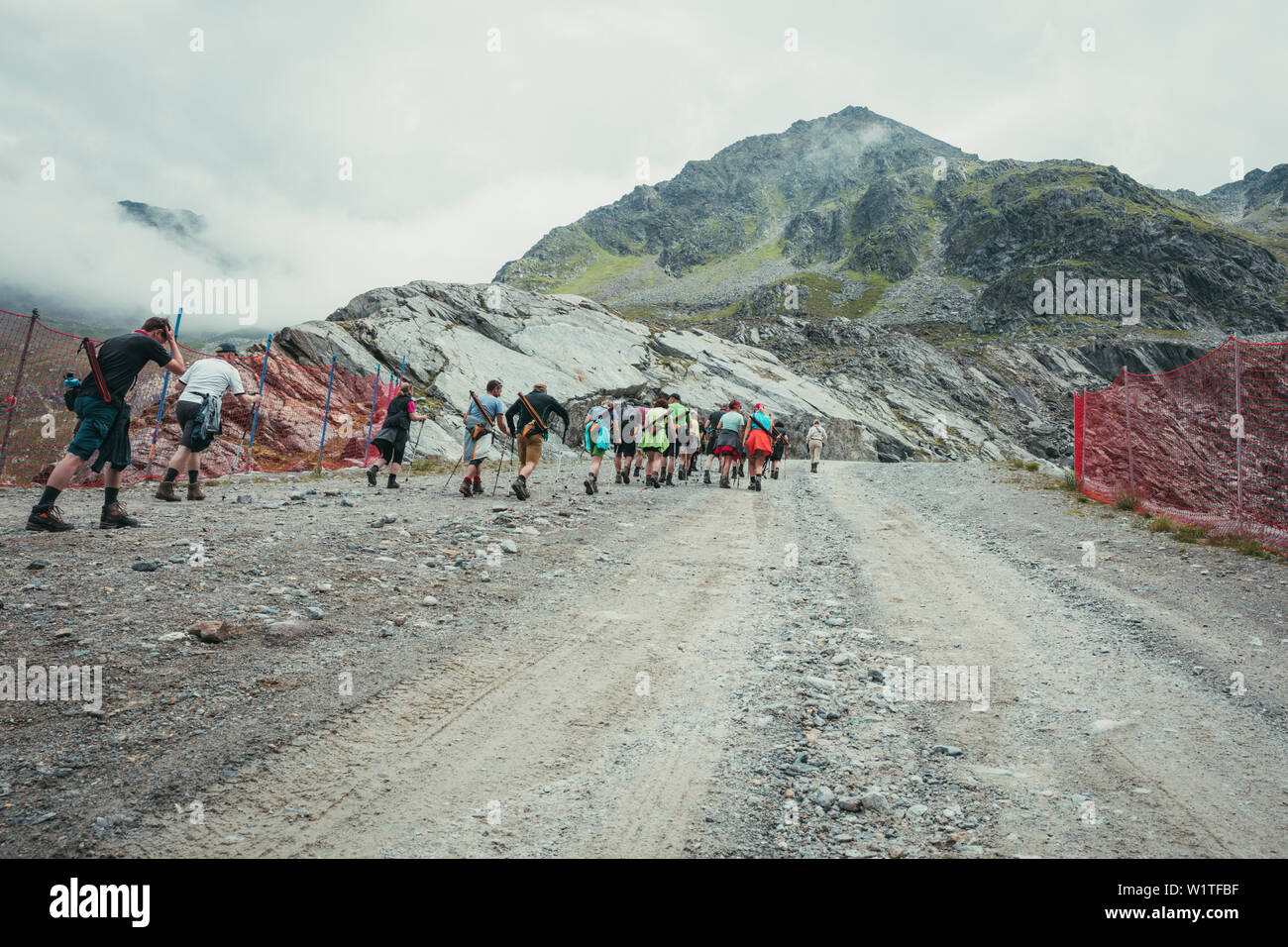 Wandern Gruppe auf dem Aufstieg auf den Berg Straße, E5, Alpenüberquerung, 4. Phase, Skihütte Zams, Pitztal, Lacheralm, Wenns, Gletscherstube, Zams zu Braunsch Stockfoto