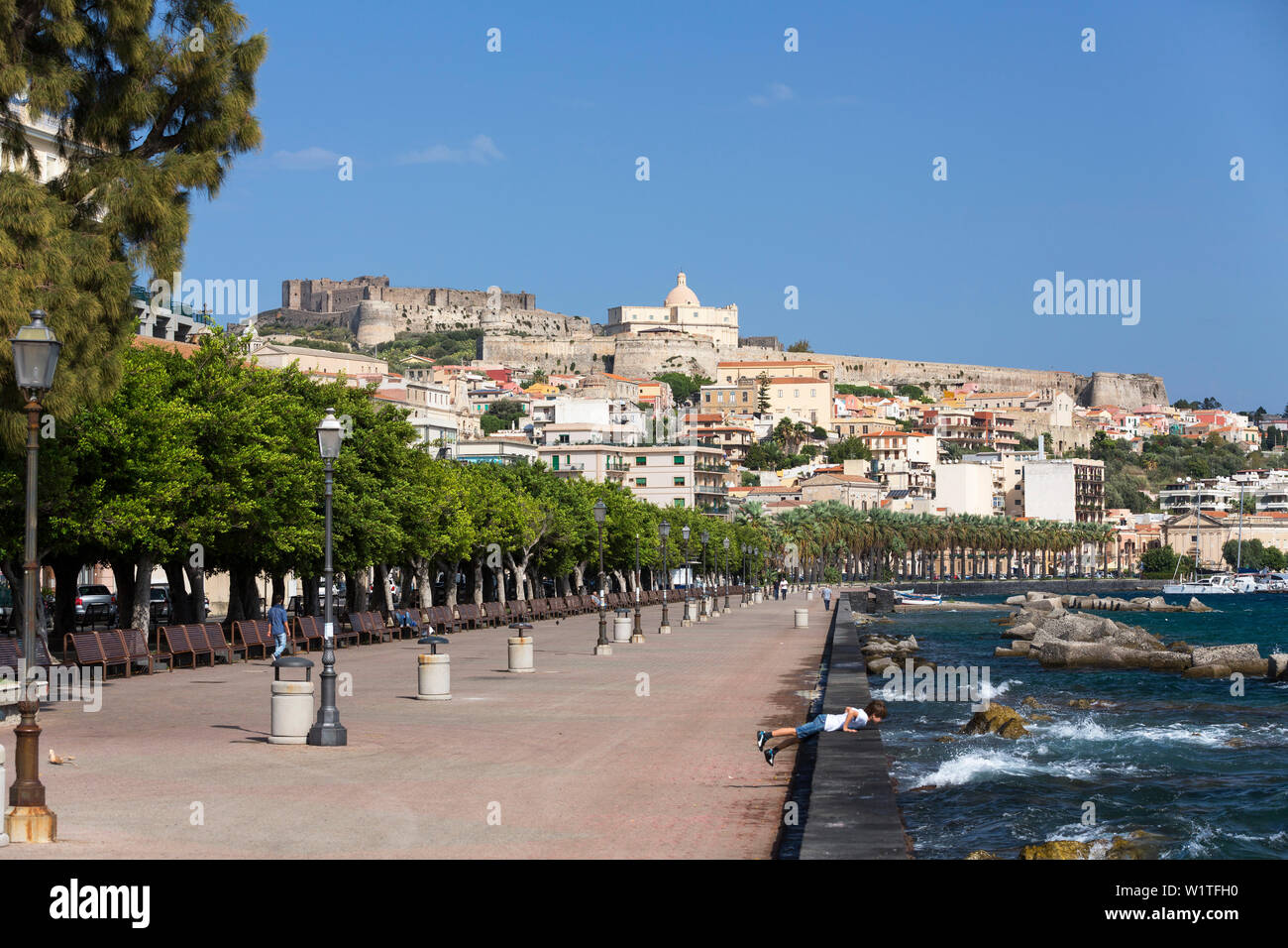 Milazzo am Wasser, Schloss, Sizilien, Tyrrhenisches Meer, Mittelmeer, Italien, Europa Stockfoto