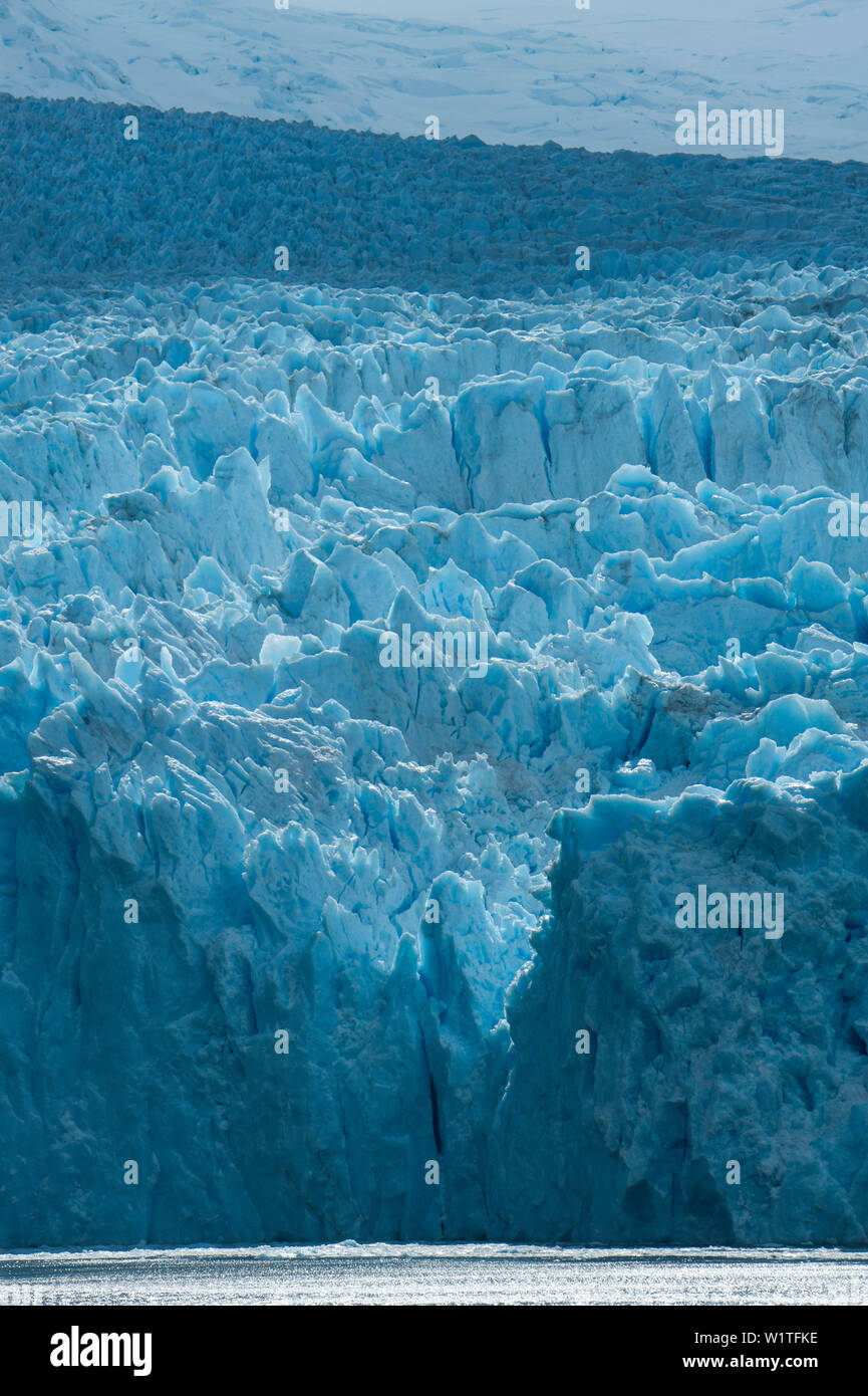 Sonnenlicht leuchtet auf einem Abschnitt der zerklüftete Gletscher, Garibaldi Gletscher, in der Nähe von Beagle Kanal, Alberto De Agostini Nationalpark, Magallanes y de la Antart Stockfoto