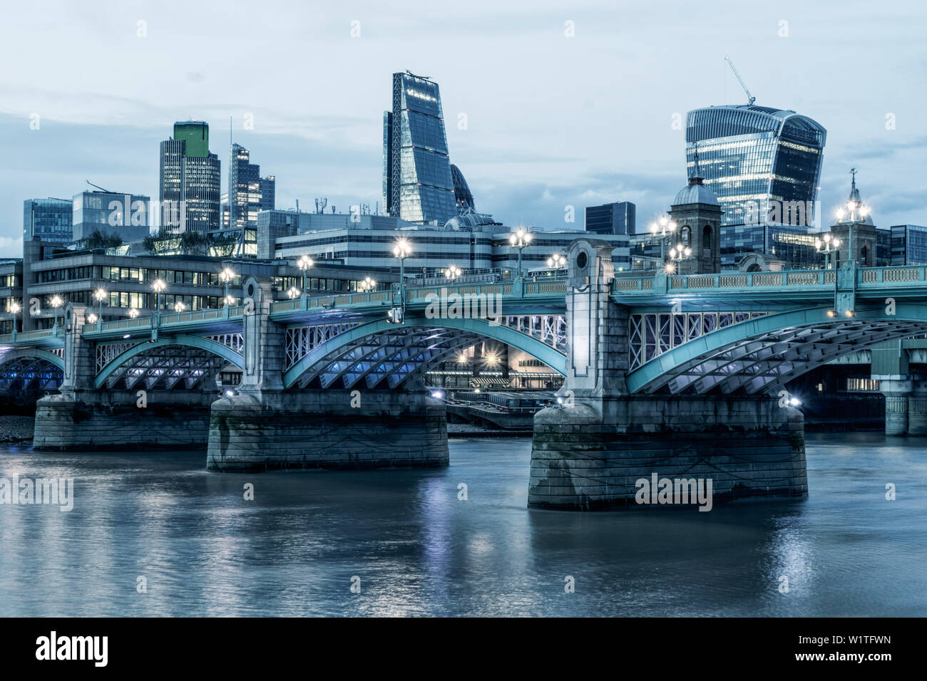 Themse, Moderne Architektur im Financial District in der Londoner City, die Goerkin, Tower 42, Leadenhall Building, Southwark Bridge, Großbritannien Stockfoto