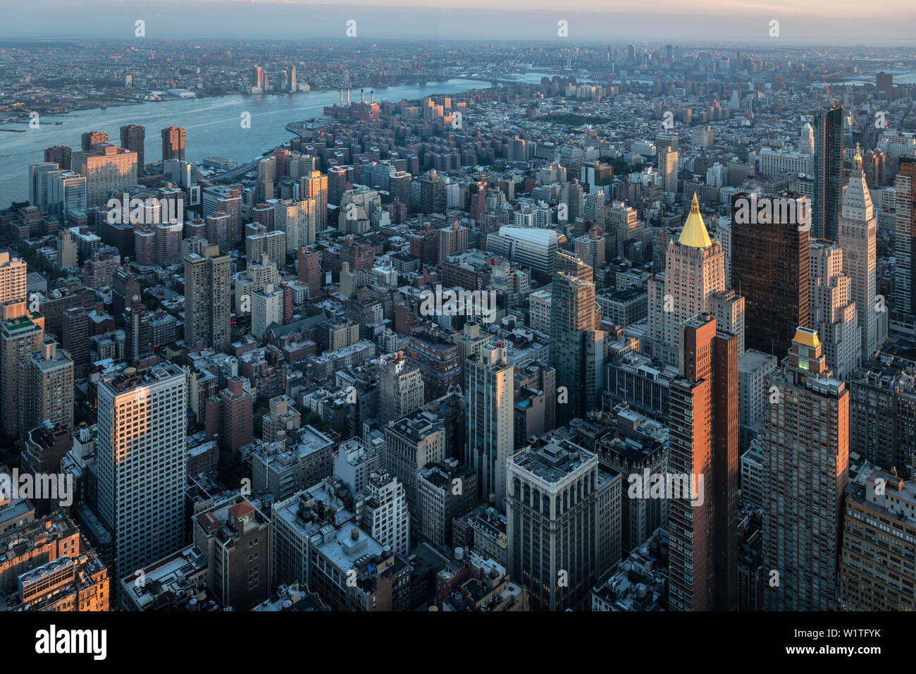 Blick von der Aussichtsplattform des Empire State Building in Richtung East River, Manhattan, New York City, New York City, Vereinigte Staaten von Amerika, USA, Nordamerika Stockfoto