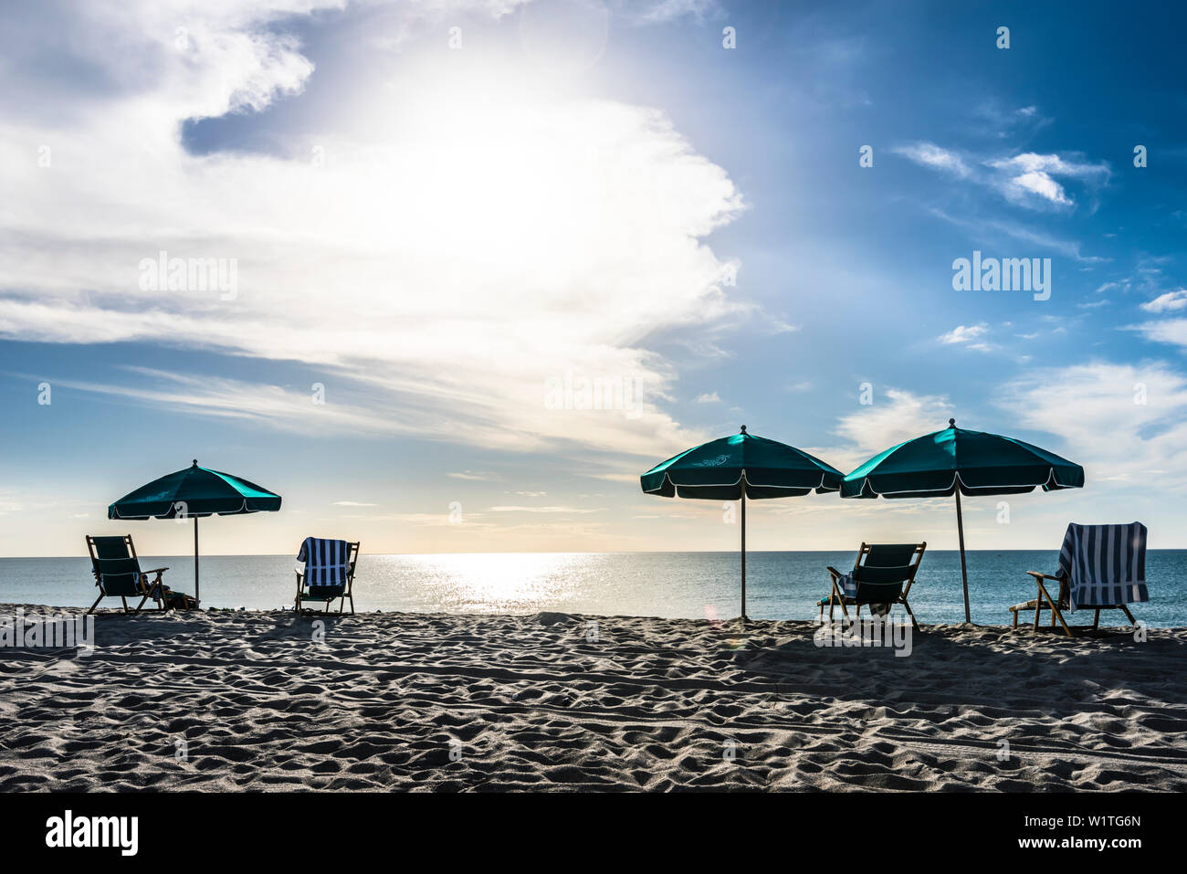 Sonnenschirme und Sonnenliegen am Strand am Golf von Mexiko, Fort Myers Beach, Florida, USA Stockfoto