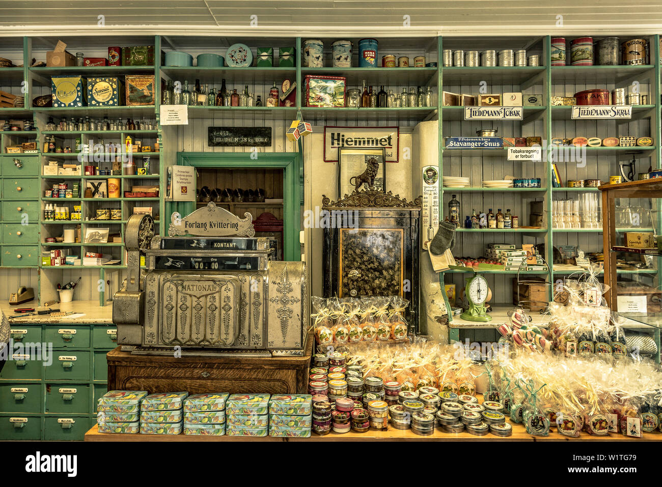 General Store im Fischerdorf Nusfjord, Lofoten, Norwegen Stockfoto