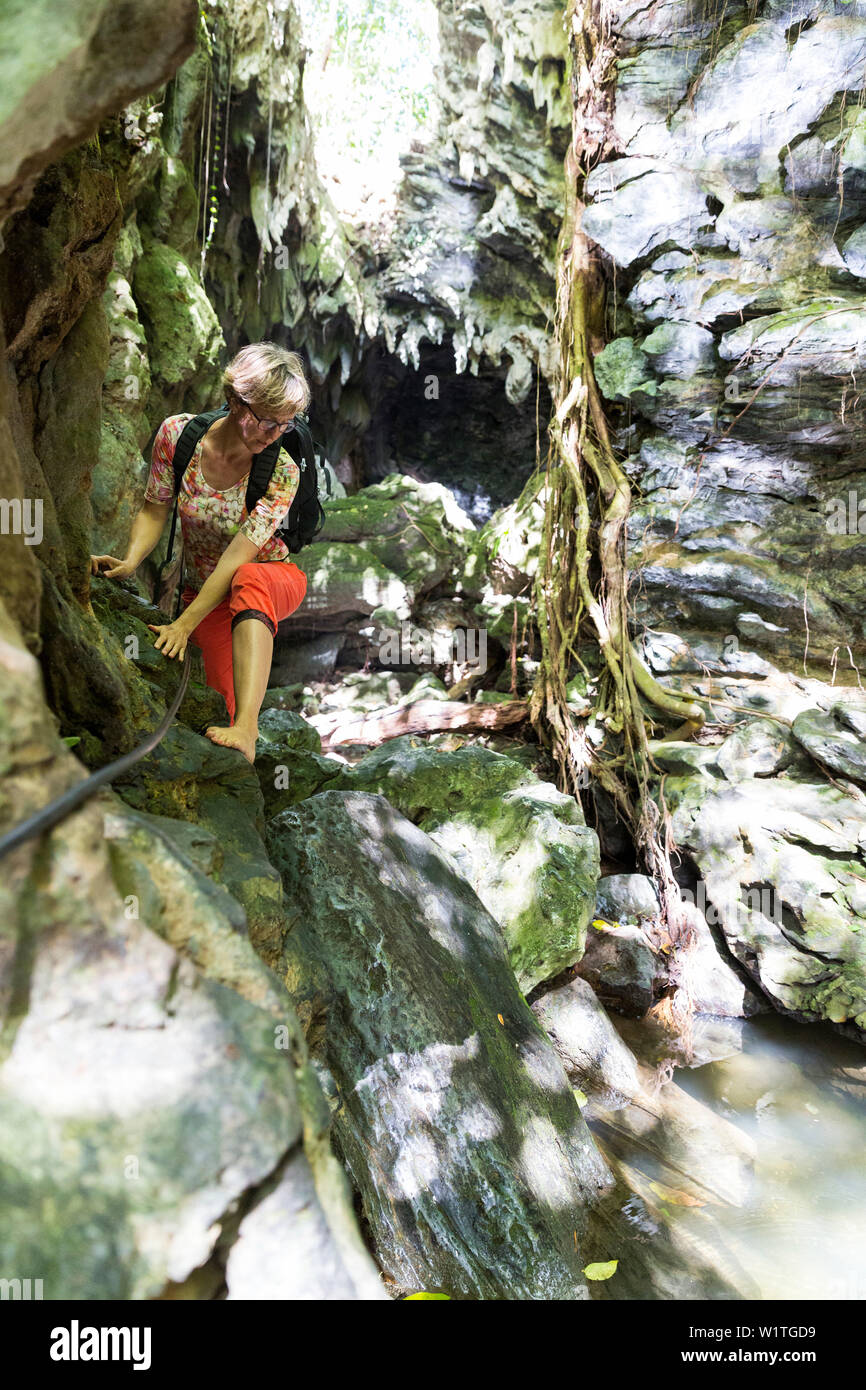 Touristen, die in einer Höhle bei einer Wanderung durch den Nationalpark Topes de Colantes, Familienreisen, Reisen nach Kuba, Elternurlaub, Urlaub, Time-out, adventur Stockfoto