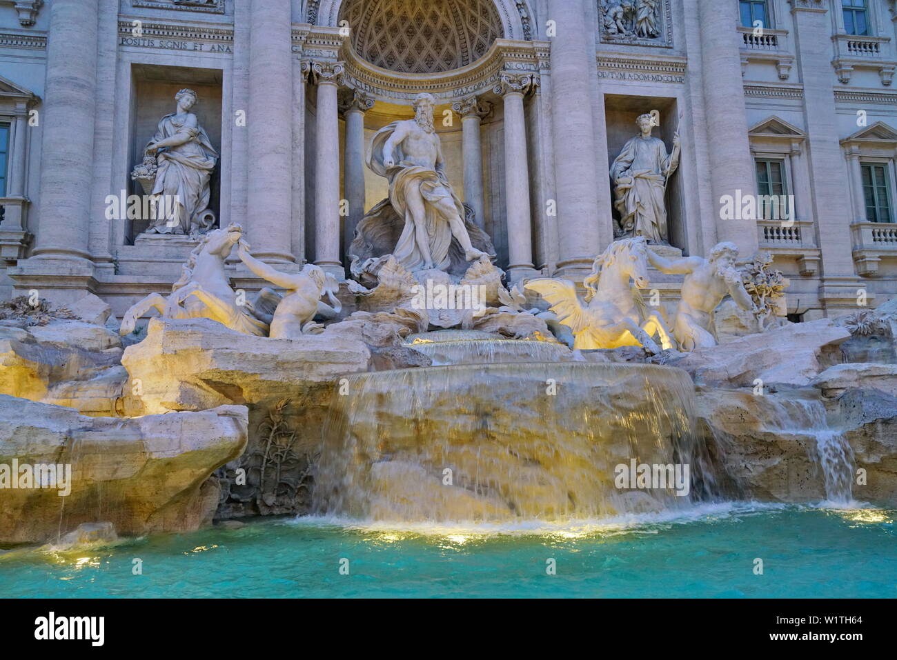Berühmt und einer der schönsten Brunnen Roms - Trevi Brunnen (Fontana di Trevi). Italien Stockfoto