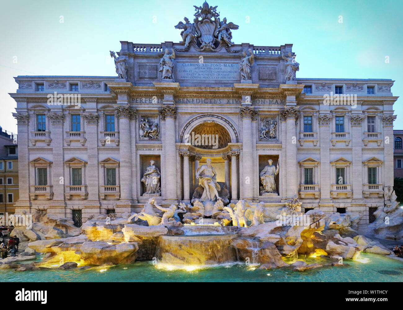 Berühmt und einer der schönsten Brunnen Roms - Trevi Brunnen (Fontana di Trevi). Italien Stockfoto