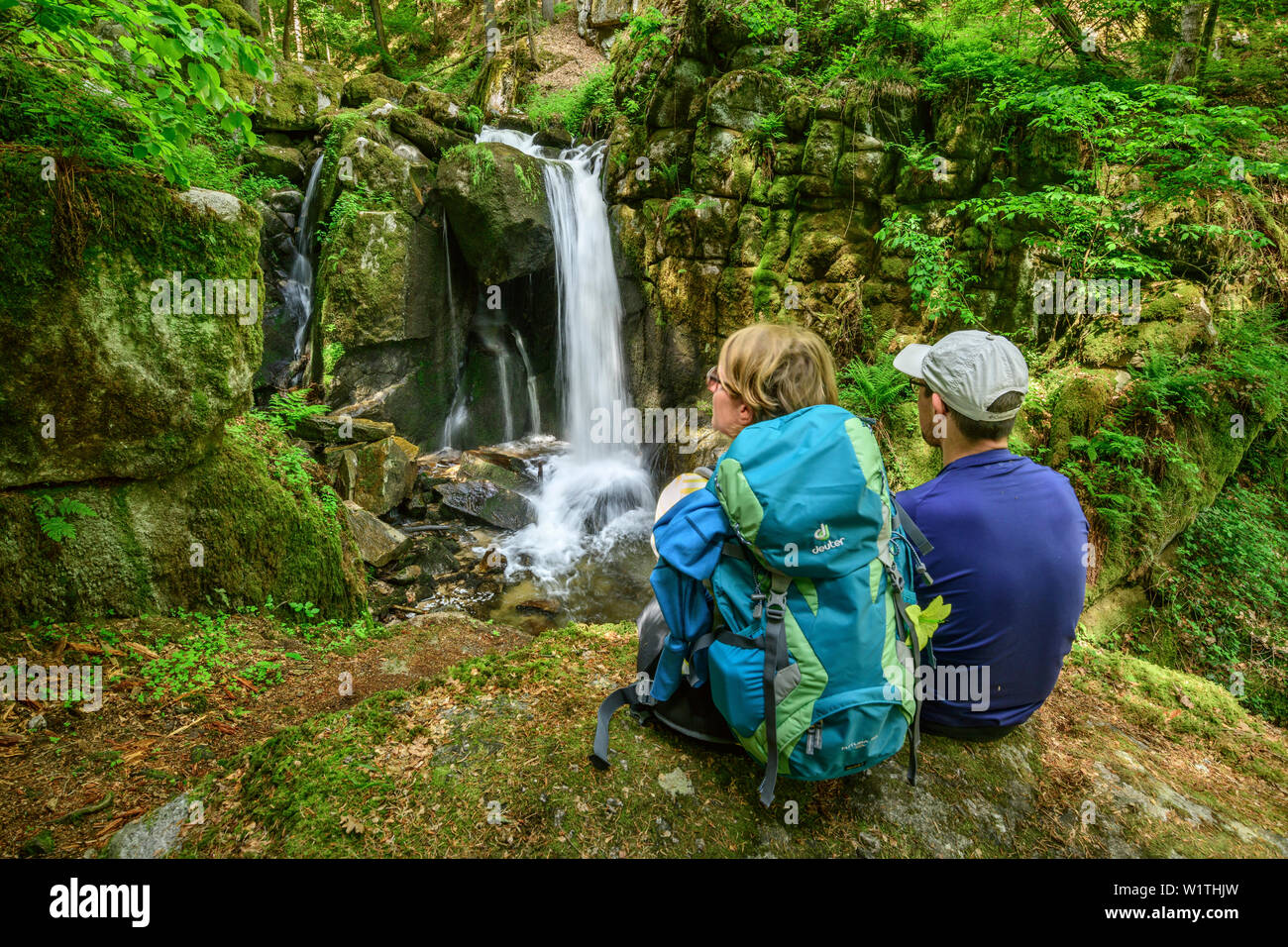 Mann und Frau wandern in Richtung Wasserfall, Wasserfall, Hoellbach Albsteig, Schwarzwald, Baden-Württemberg, Deutschland Stockfoto