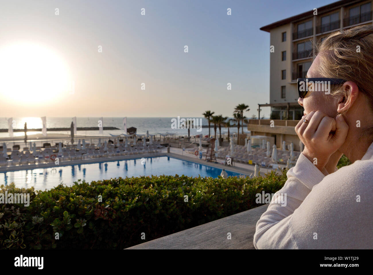 Frau beobachten, wie die Sonne am Mittelmeer, Herziliyah, Israel Stockfoto