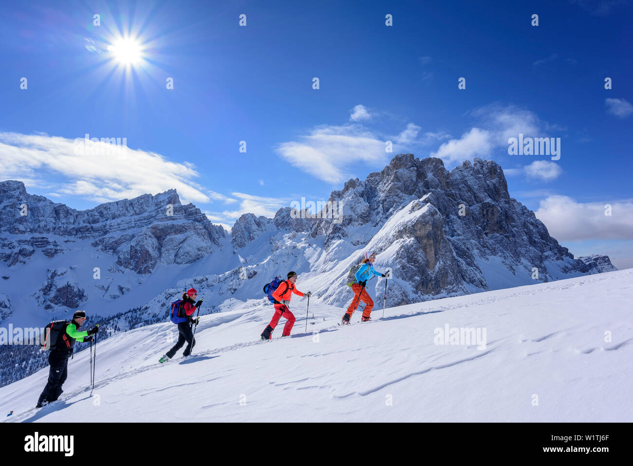 Mehrere Personen backcountry Skiing aufsteigend zu Medalges, Geisler Bereich im Hintergrund, Medalges, Naturpark Puez-Geisler, UNESCO Weltkulturerbe Stockfoto