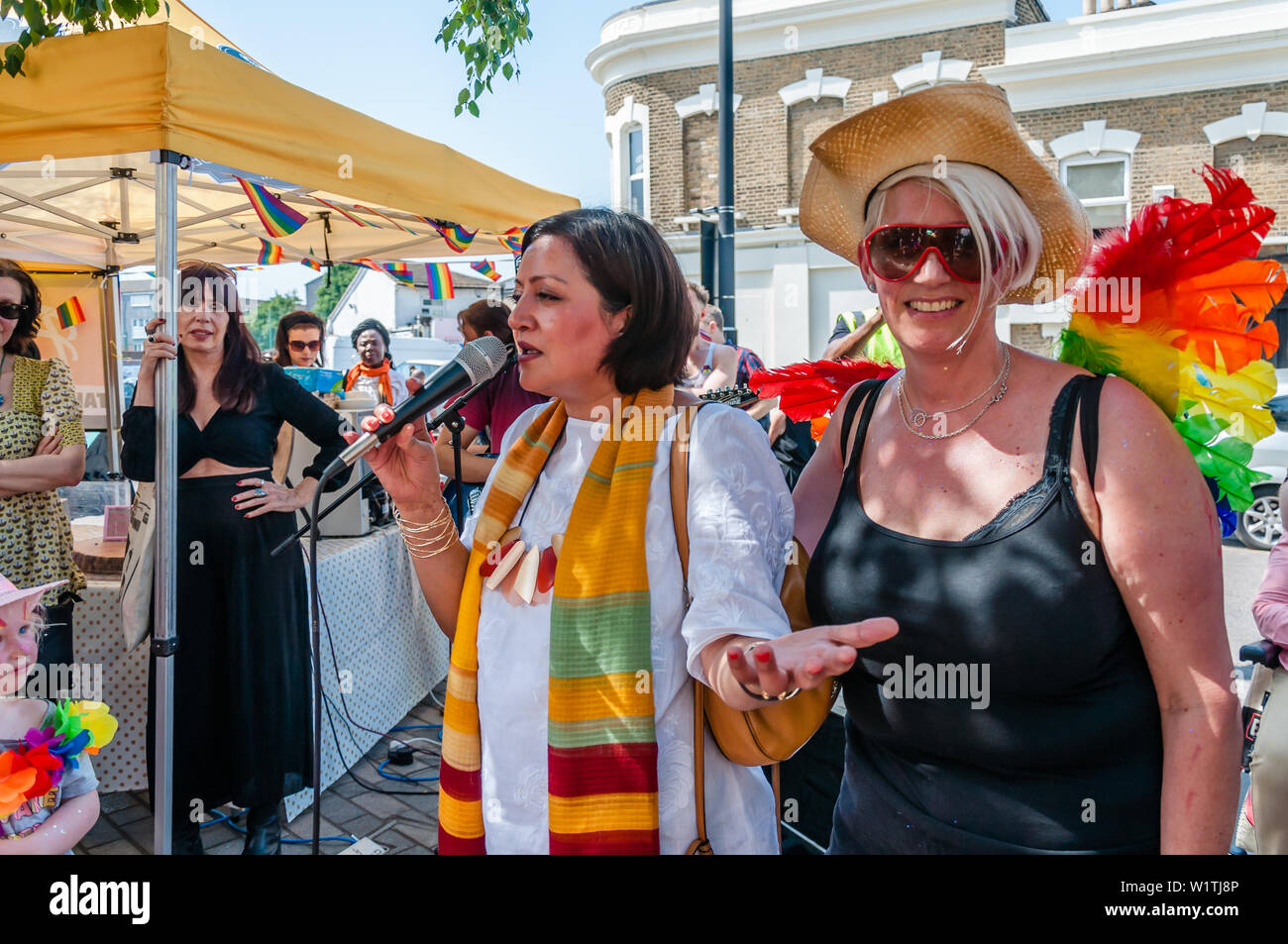 London, UK - 29. JUNI 2019: Bürgermeister von Newham Rokhsana fiaz, beteiligt sich an den Wald Gayte Parade Festival Stockfoto