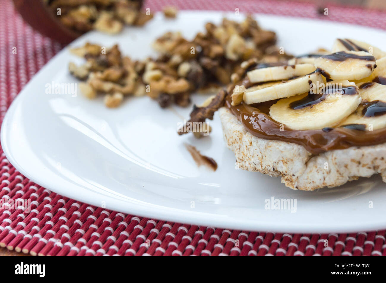 Spektakuläre Reiskekse mit Dulce de leche, Nüssen, flüssiger Schokolade Stockfoto