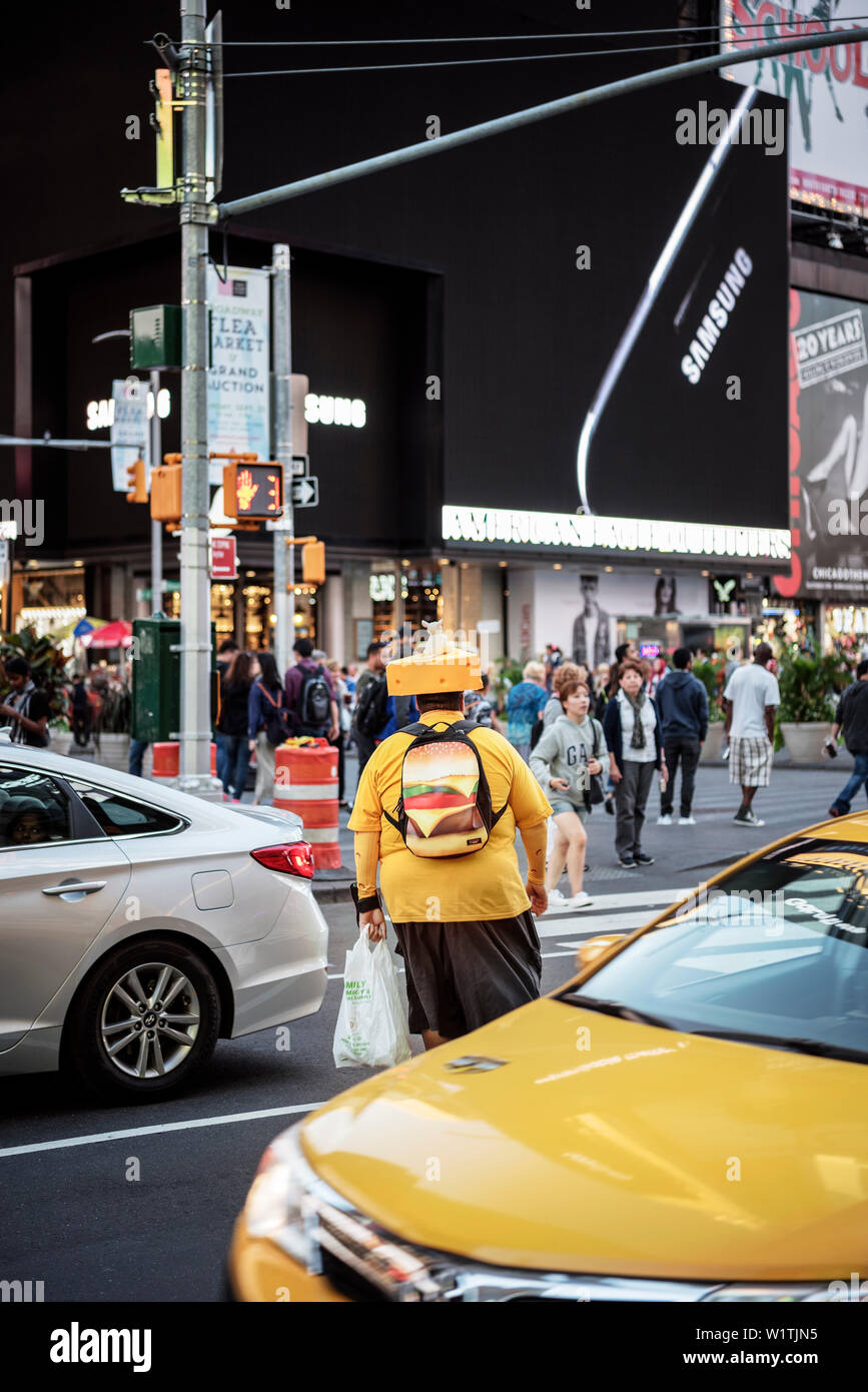 Dude mit Käse auf seinem Kopf und Hamburger Rucksack, Times Square, Manhattan, New York City, New York City, Vereinigte Staaten von Amerika, USA, Nordamerika Stockfoto
