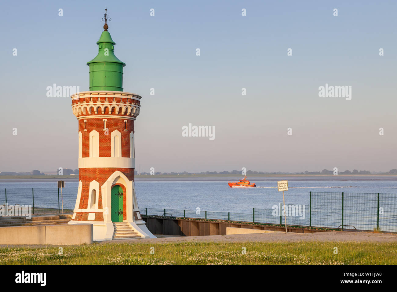 Leuchtturm Kaiserschleuse Ostfeuer im Hafen von Bremerhaven Hansestadt Bremen, Nordseeküste, Norddeutschland, Deutschland, Europa Stockfoto