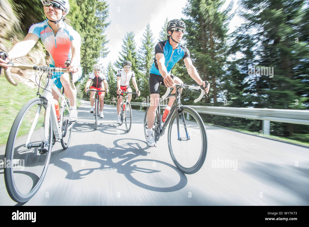 Die jungen Leute auf Ihren racing Zyklen in die Kitzbühler Alpen, Kitzbühlerhorn, Tirol, Alpen Stockfoto