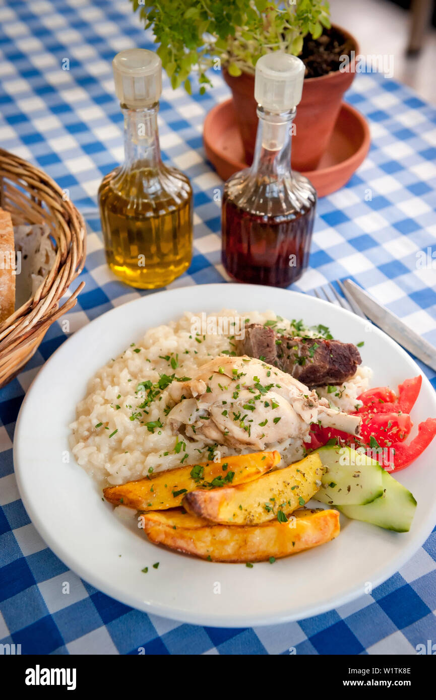 Griechisches Essen in einem Restaurant, Hühnchen und Reis, Hauptgericht, Plakias, Kreta, Griechenland, Europa Stockfoto
