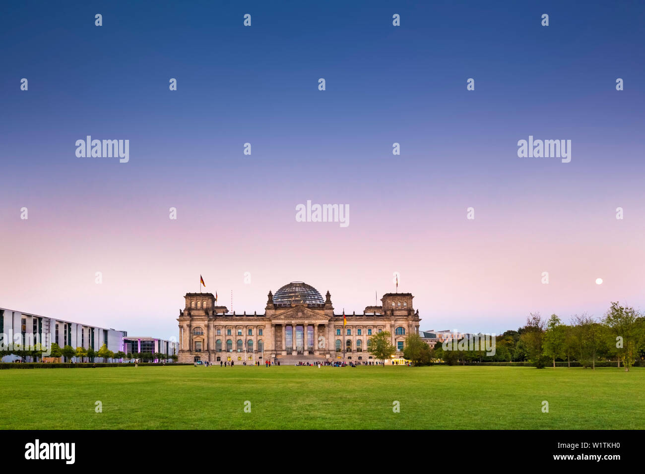Vollmond über dem Reichstag, Berlin, Deutschland Stockfoto