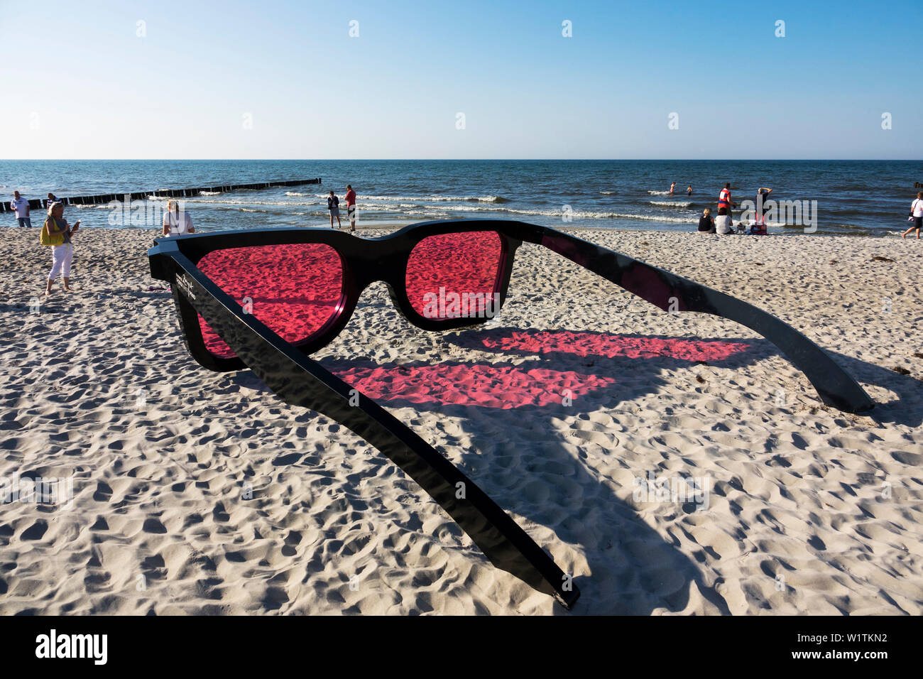 Riesige Sonnenbrille am Strand, Ostsee, Zingst, Mecklenburg-Vorpommern,  Deutschland Stockfotografie - Alamy