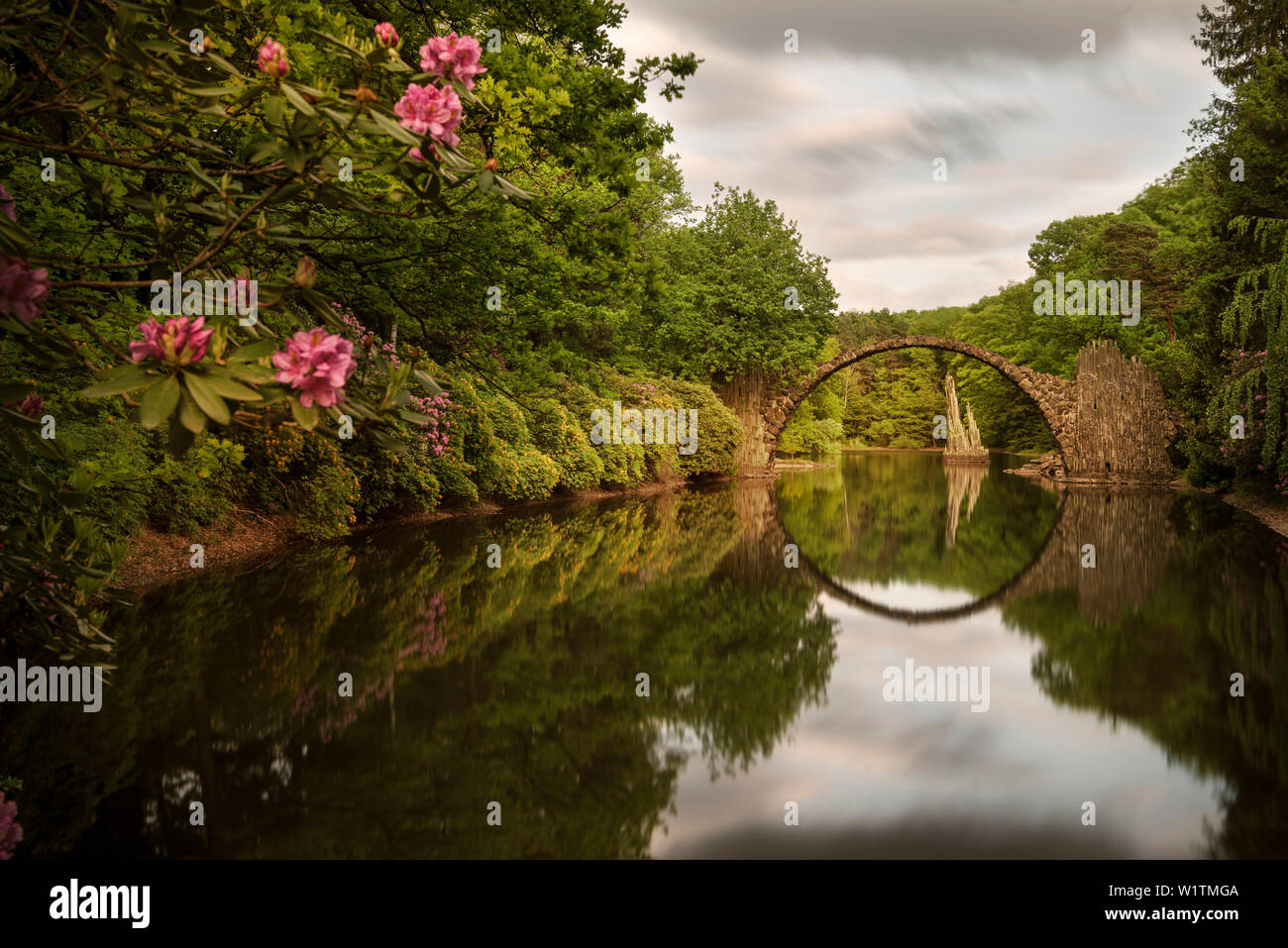 Rakotz Brücke, Azaleen- und rhododendronpark Kromlau, Gablenz, Landkreis Görlitz, Sachsen, Deutschland Stockfoto