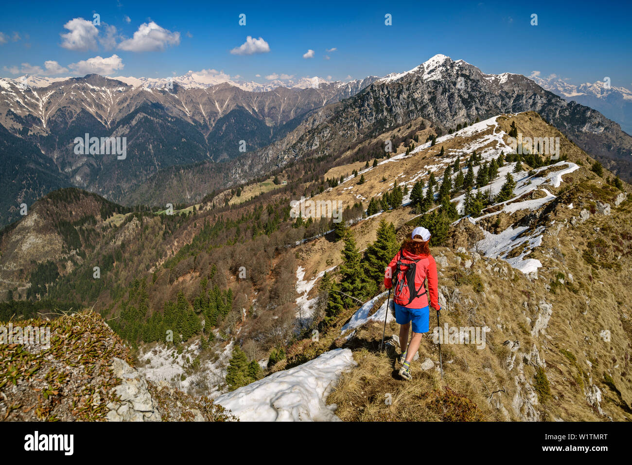 Frau wandern über Ridge, Monte Caret, Gardasee, Gardasee Berge, Trentino, Italien Stockfoto