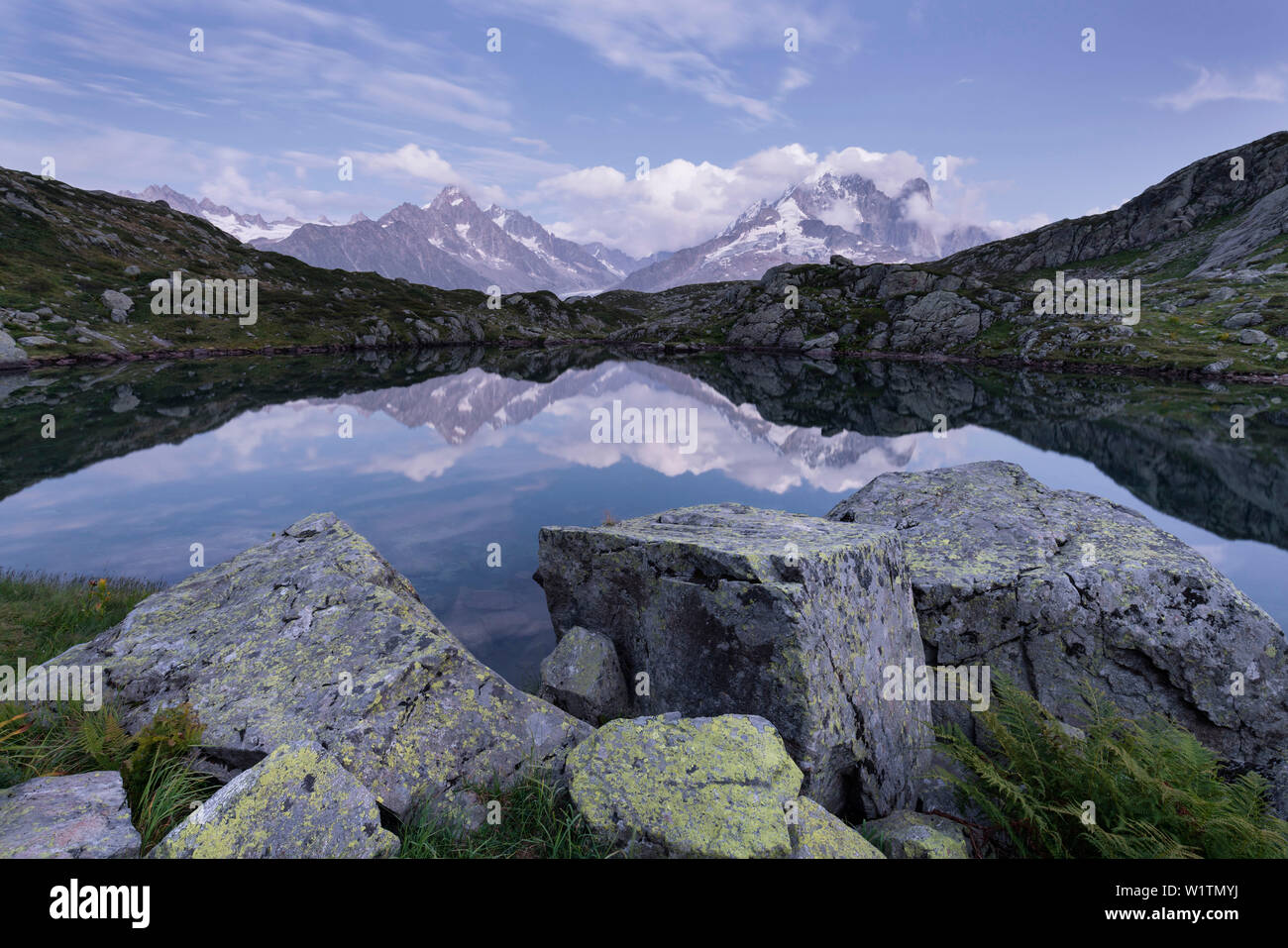 Lacs de Cheserys, Aiguille du Chardonnet, Aiguilles Verte, Haute-Savoie, Frankreich Stockfoto