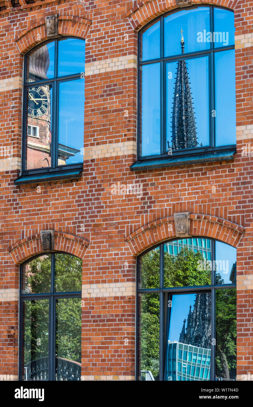 Reflexion, Kirche St. Katharinen und Mahnmal St. Nikolai, Speicherstadt, Hamburg, Deutschland Stockfoto
