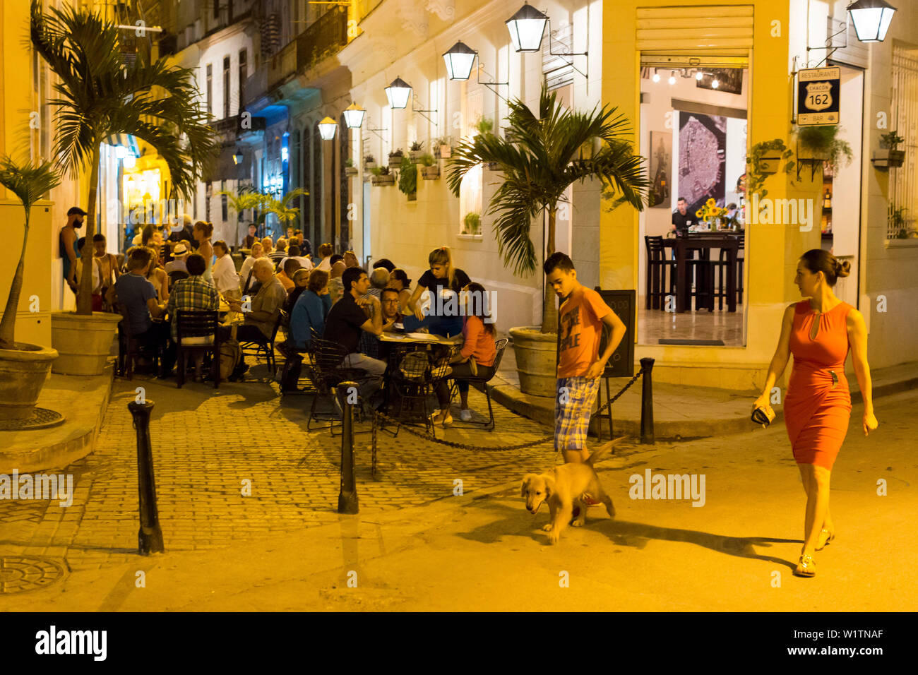 Touristen, Einheimische, die Frau im roten Kleid, Sitzgelegenheiten im Freien im Restaurant Chacon 162, historische Altstadt, Zentrum, Altstadt, Habana Vieja, Habana Cent Stockfoto