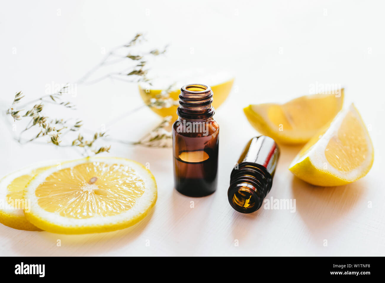 Zwei Flasche Zitrone ätherisches Öl auf weißem Hintergrund für Schönheit, Hautpflege, Wellness und medizinische Zwecke. Stockfoto