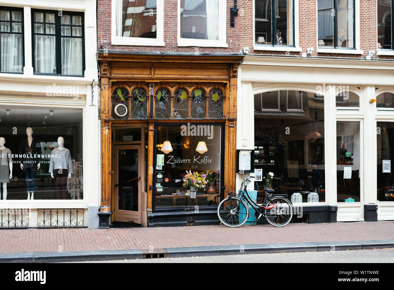 Gemütliches Cafe, Kaffee und Katzen, köstlichen hausgemachten Kuchen, Zuivere Koffie, Utrechtsestraat 39, 1017 VH, 1017 VH, zentralen Kanal Ring, Amsterdam, Niederlande Stockfoto