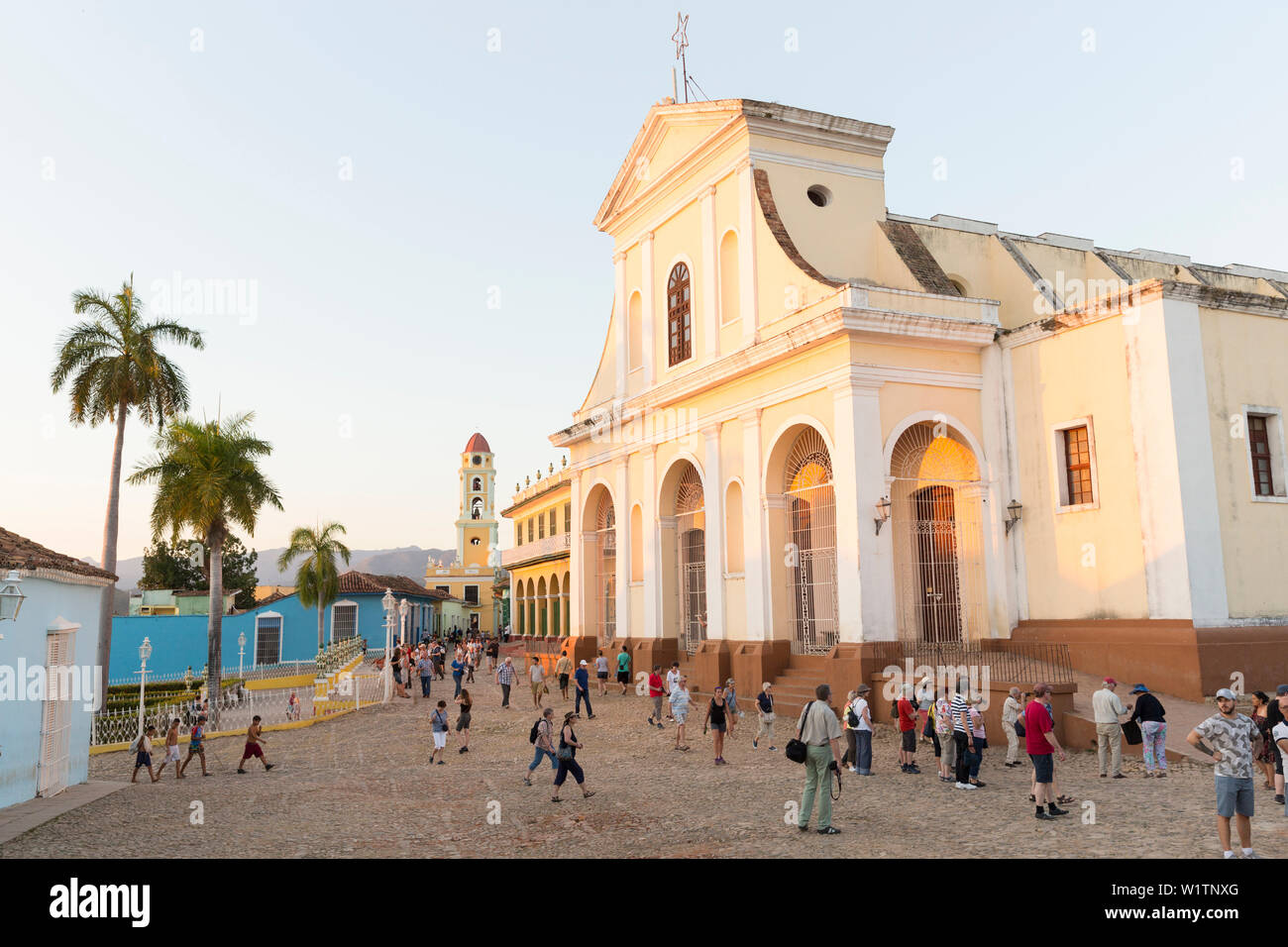 Iglesia Parroquial de la: Iglesia de Santisima Trinidad im Plaza Mayor im Hintergrund der Glockenturm des Museo Nacional de La Lucha, ehemals Iglesia y Convento Stockfoto