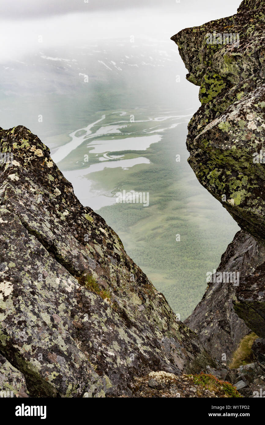 Regen und Wolken über dem Sarek Nationalpark. Blick vom Berg auf Skierffe zu Rapadalen/Laidaure Delta, Sarek Nationalpark, Laponia, Lappland, Schweden. Stockfoto